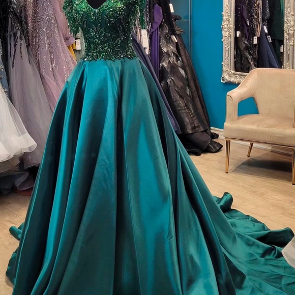 Beautiful Emerald Green Dress - Picture 1 of 2